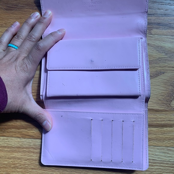 Well loved wallet - Picture 3 of 7